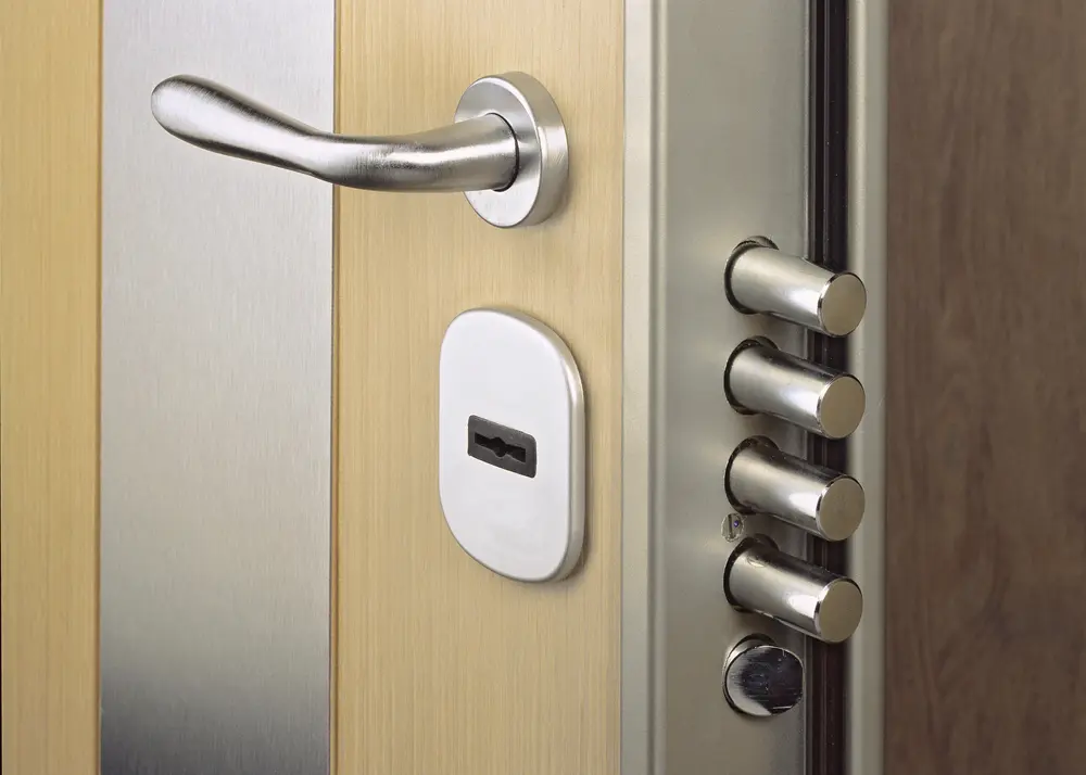 Gros plan d’une porte blindée équipée d’une serrure de sécurité multipoints